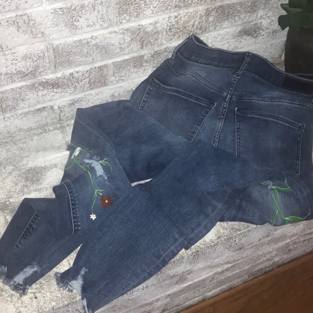 Hand-Painted Flower Express Ripped High Rise Jeans - Picture 5 of 5